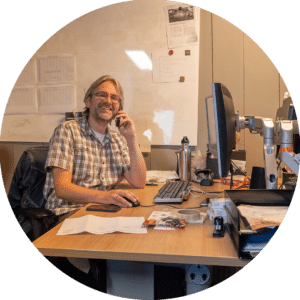 Jelle achter bureau 1080×1080